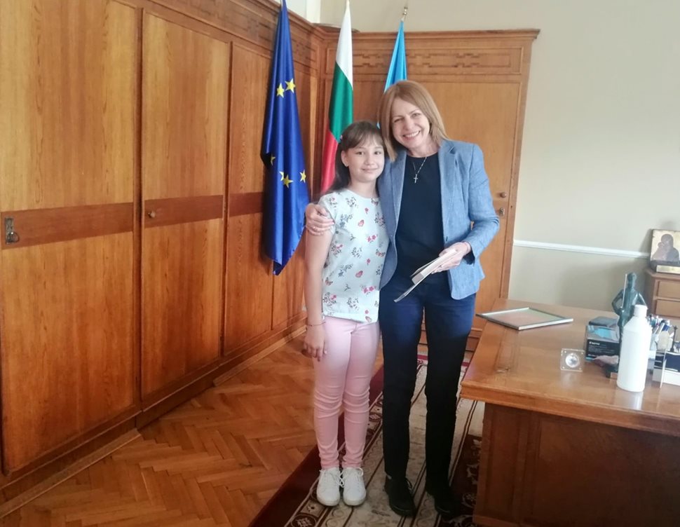 Кметът на София Йорданка Фанъдкова се срещна с Тайра, която е носителка на наградата на Столична община.