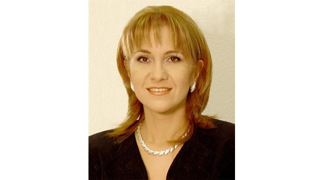 Даниела Спасова е международно признат козметик, собственик на салон, преподавател по козметика.