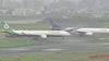 Два самолета се сблъскаха на писта в Япония (Видео, снимки)