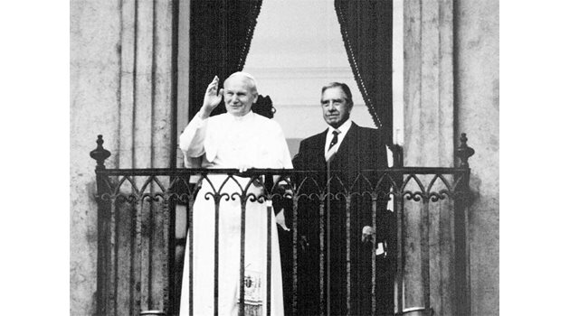 ИНДУЛГЕНЦИЯ: През май 1987 г., осем месеца след атентата, Пиночет посреща в Сантяго папа Йоан-Павел II. Само месец по-късно ще бъде убит организаторът на покушението.