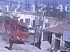 Камион се забива в къщи в Северозападен Китай (видео)
