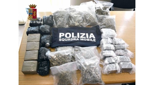 По време на разследването от 2015 до 2016 г. били иззети от полицията 3,5 кг.кокаин, 3 кг.хашиш и 150 000 евро в брой.