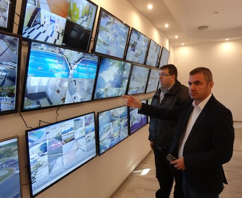 Шефът на "Общинска охрана" Александър Стайков (вляво) показва новият оперативен център. Снимка: Авторът