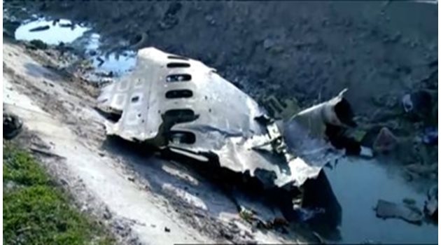 Част от разбилия се украински пътнически самолет СНИМКА: РОЙТЕРС