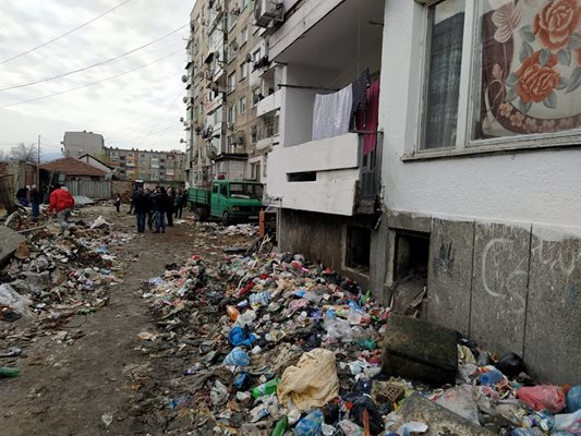 Могили от боклуци се стелят край блоковете в "Столипиново". Снимки и видео: Авторът