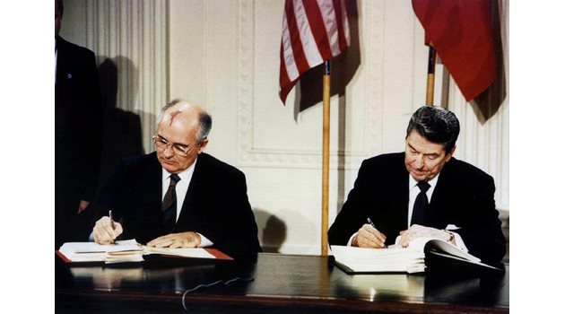 Трийсетина години преди американският президент Роналд Рейгън и Михаил Горбачов да си стиснат ръцете започват дискретните совалки между двете суперсили. 
