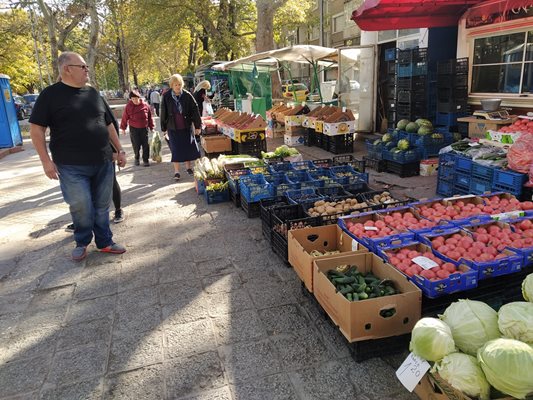 По пазарите в Пловдив има повече хора, отколкото в изборните бюра.