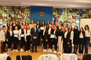 Министър Илиев награди отборите по естетическа групова гимнастика и техните треньори