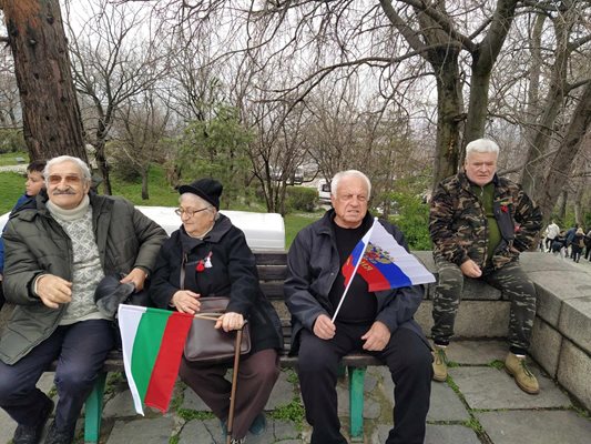 Петко Площаков вееше руско знаме.