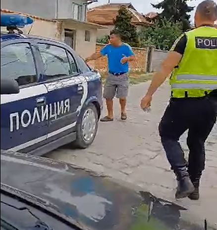 Патрулка в Раковски връхлетя върху кола със семейство с деца. Жена към полицая: Арестувай ме! (снимки, видео)