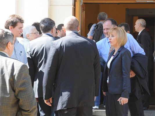 Председателят на парламента Михаил Миков и заместничката му Мая Манолова посрещат още на входа десетките граждани законодатели.
