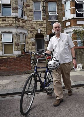 Джеръми Корбин често се придвижва с велосипед из Лондон.