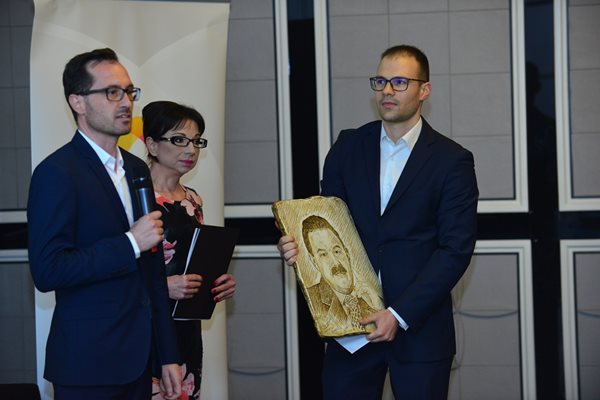 Даниел Чипев прие наградата на Миролюба Бенатова, която не успя да дойде на церемонията.
