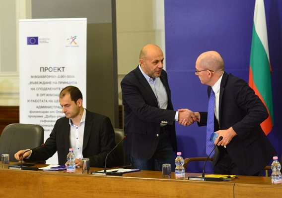 Вицепремиерът Томислав Дончев поздравява представителя на Световната банка Тони Томпсън при представянето на проекта през септември миналата година.