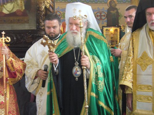 Българският патриарх Неофит благослови петте момченца, кръстени днес в катедралния храм на Стара Загора "Свети Николай" в рамките на второто издание на кампанията "Направи го за България". СНИМКИ: Авторът