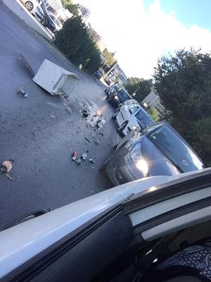 Автомобили заобикалят хладилника на пътя. Снимка: фейсбук
