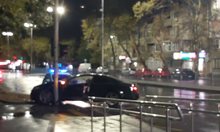 Кола се заби в светофар на централен булевард в Бургас. Младеж шофирал