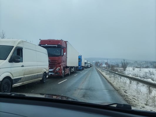 Огромни колони от тирове се образуваха  по пътя между Враца и Монтана докато се извършва снегопочистване или изтегляне на закъсали камиони