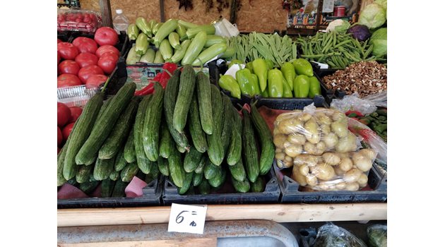 Краставиците държат висока цена от  6 лева, но на някои пазари в Пловдив са по 4 лева.