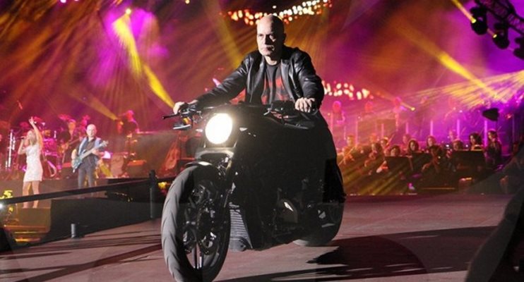 Трифонов традиционно излиза на концерт с машина на две колела