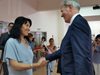 Посланик окичи с орден за заслуги към Франция директорка на бургаска гимназия