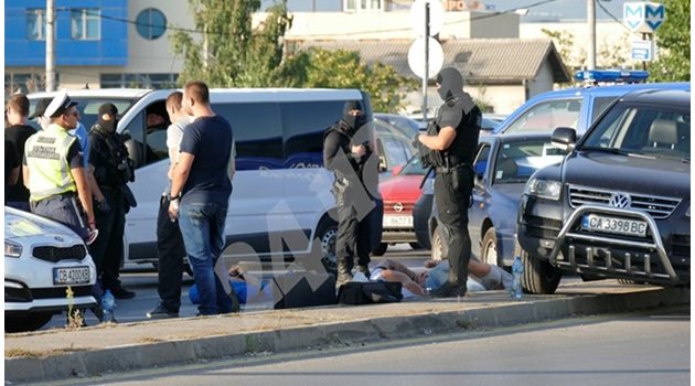 Иван Ценков Турнича е бил задържан вчера след извършения грабеж с множество незаконни оръжия.
