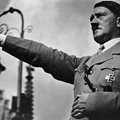 Хитлер в характерна поза