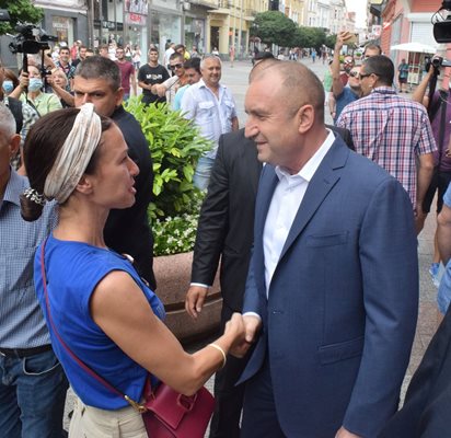 Симпатизантка посреща Румен Радев в Пловдив. Снимки: Руслан Йорданов и Радко Паунов