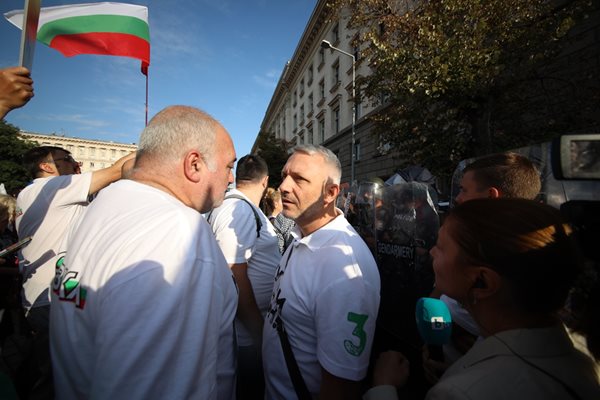 Арман Бакикян (в ляво) и Николай Хаджигенов от “отровното трио” в бели тениски с наспис “Мутри вън”, които носиха и други протестиращи.