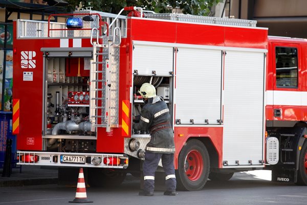 Пожарна се налага да пренесе 280-килограмовия пациент