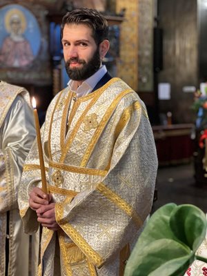 Пламен Мирянов бе положен като иподякон и участва в тържествената литургия в храма “Света Неделя” на имения ден на патриарх Неофит.

СНИМКИ: ЛИЧЕН АРХИВ