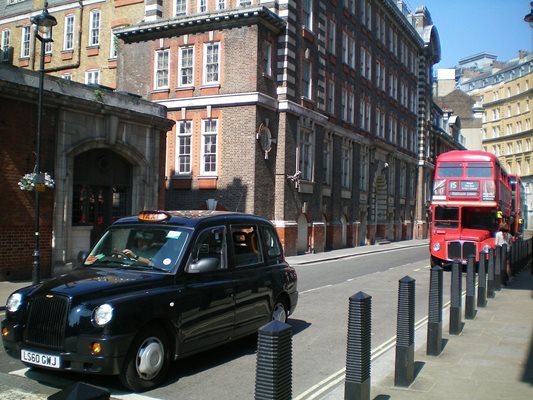 "Джийли" превръща производителя на прочутите лондонски таксита в електромобилен хъб