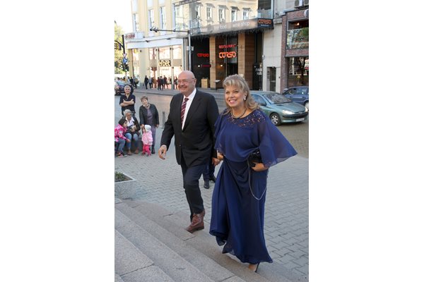 Вицепрезидентът Илияна Йотова бе избрала стилна тъмносиня рокля. С нея е съпругът й проф. Андрей Йотов.