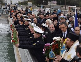 Матроси и граждани на Бургас ще хвърлят в морето венци и цветя в памет на загиналите моряци.