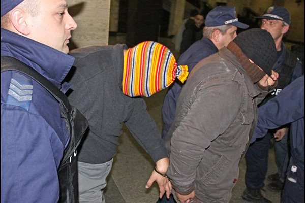 Полицаи конвоират брата на Радослав му Митко (с тъмната шапка) в съда
