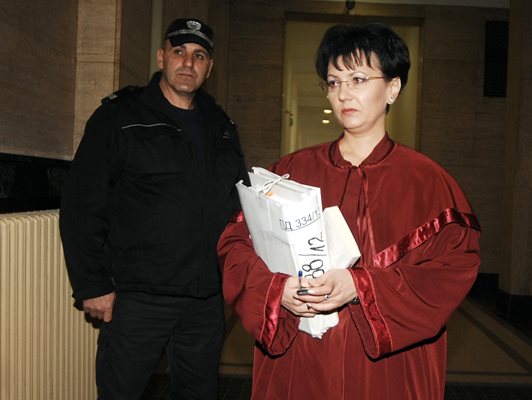 Шефката на спецзвеното “Антикорупция” Румяна Арнаудова отиде на крак в Добрич, за да възпре натиск върху свидетели по делото.