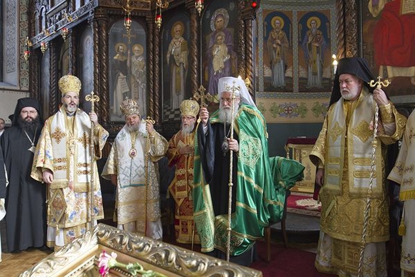 Българският патриарх Неофит благослови петте момченца, кръстени днес в катедралния храм на Стара Загора "Свети Николай" в рамките на второто издание на кампанията "Направи го за България".