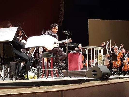 Хуан Диего Флорес изпя и два латиностандарта, съпровождайки си сам с китара.

