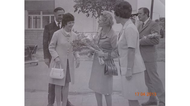 Маргарет Тачър в Стара Загора. Вдясно е директорката на химическото професионално училище Мария Димова, вляво - преводачката.
