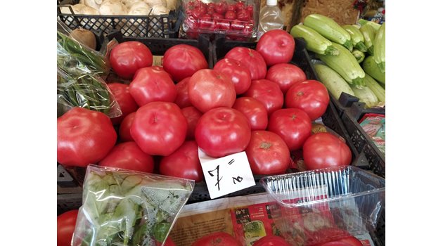 7 лева са и доматите на пазара на Гребната база.