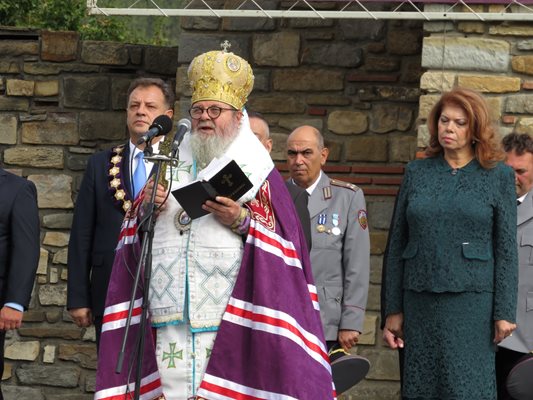 Митрополит Григорий на 22 септември, когато Велико Търново е център на тържествата за Независимостта на България. Зад него вляво е кметът Даниел Панов.