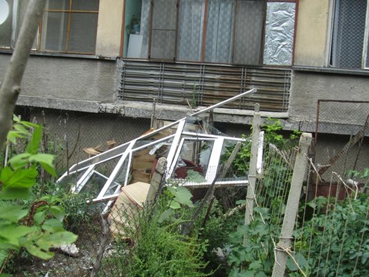 Остъклението на терасата е избито от взрива Снимка: Дима Максимова