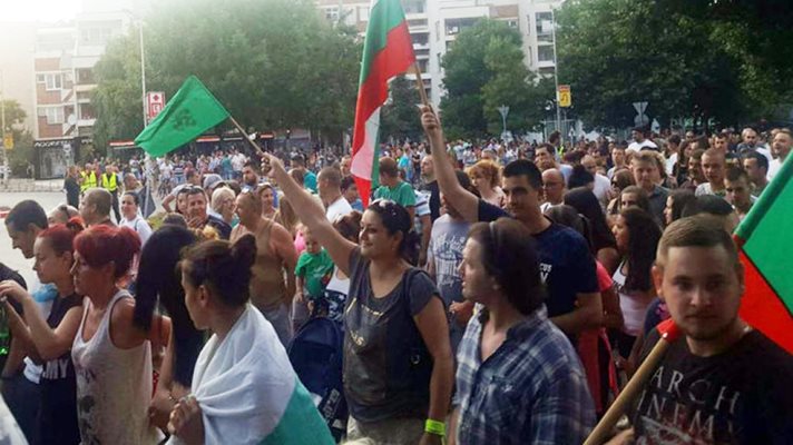 Стотици излязоха на протест срещу ромския терор