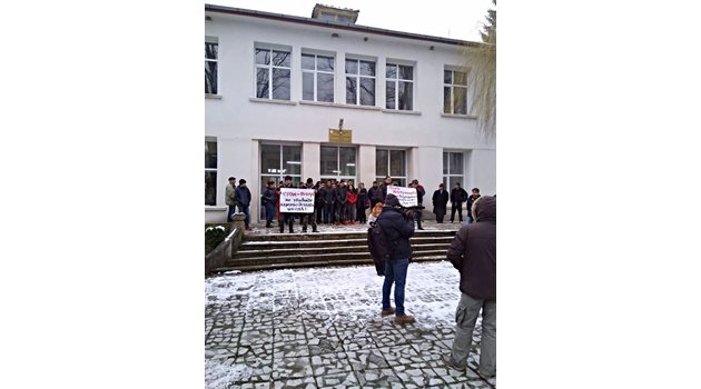 Протести в защита на увалнения директор започнаха пред гимназията в с. Кунино. Снимки на автора