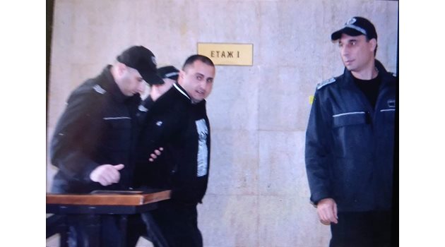 Румен Янакиев влиза под конвой в съда. Снимка:Елена Фотева