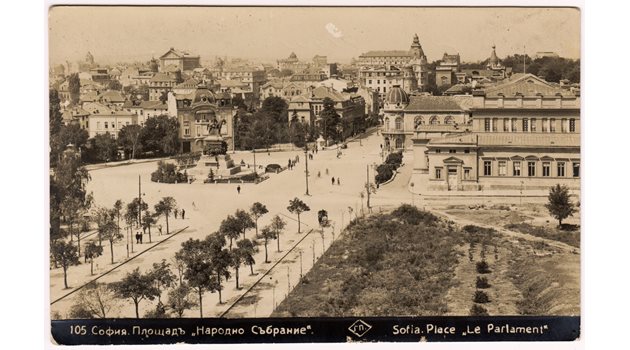 През 1907 и 1908 г. са постлани с керамичен паваж близо 60 хил. кв. м от централните улици и площади.