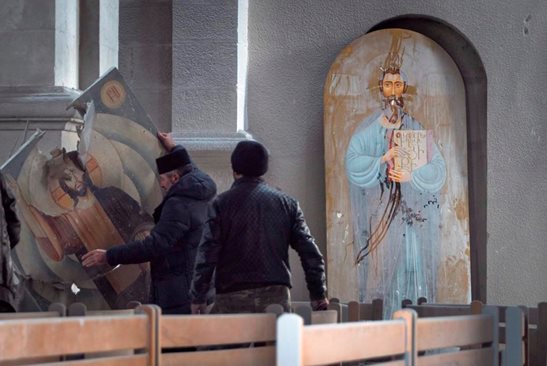 Иконата на Исус остана цяла след атентата в арменската катедрала “Свети Христос Спасител – Газанчецоц” в Шуши.