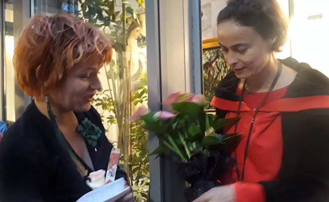 Художничката получава букет с розови калии от актрисата Йоана Буковска