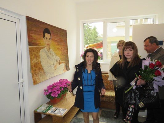 Евгения Живкова (вдясно) пред тъкания гоблен на Людмила Живкова  /  Снимка: Дима Максимова
