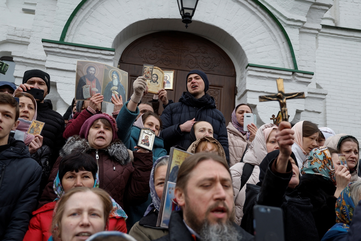 Богомолци пред Киево-Печорската лавра в защита на монаси, обвинени за връзки с Москва (Снимки)